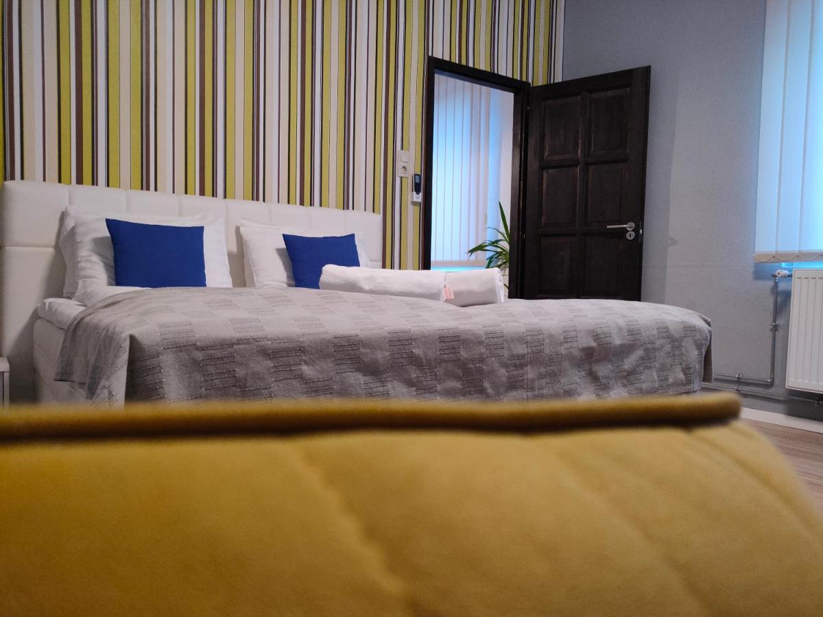 Pe-Ki Apartman Petfurdo Apartamento Várpalota Exterior foto