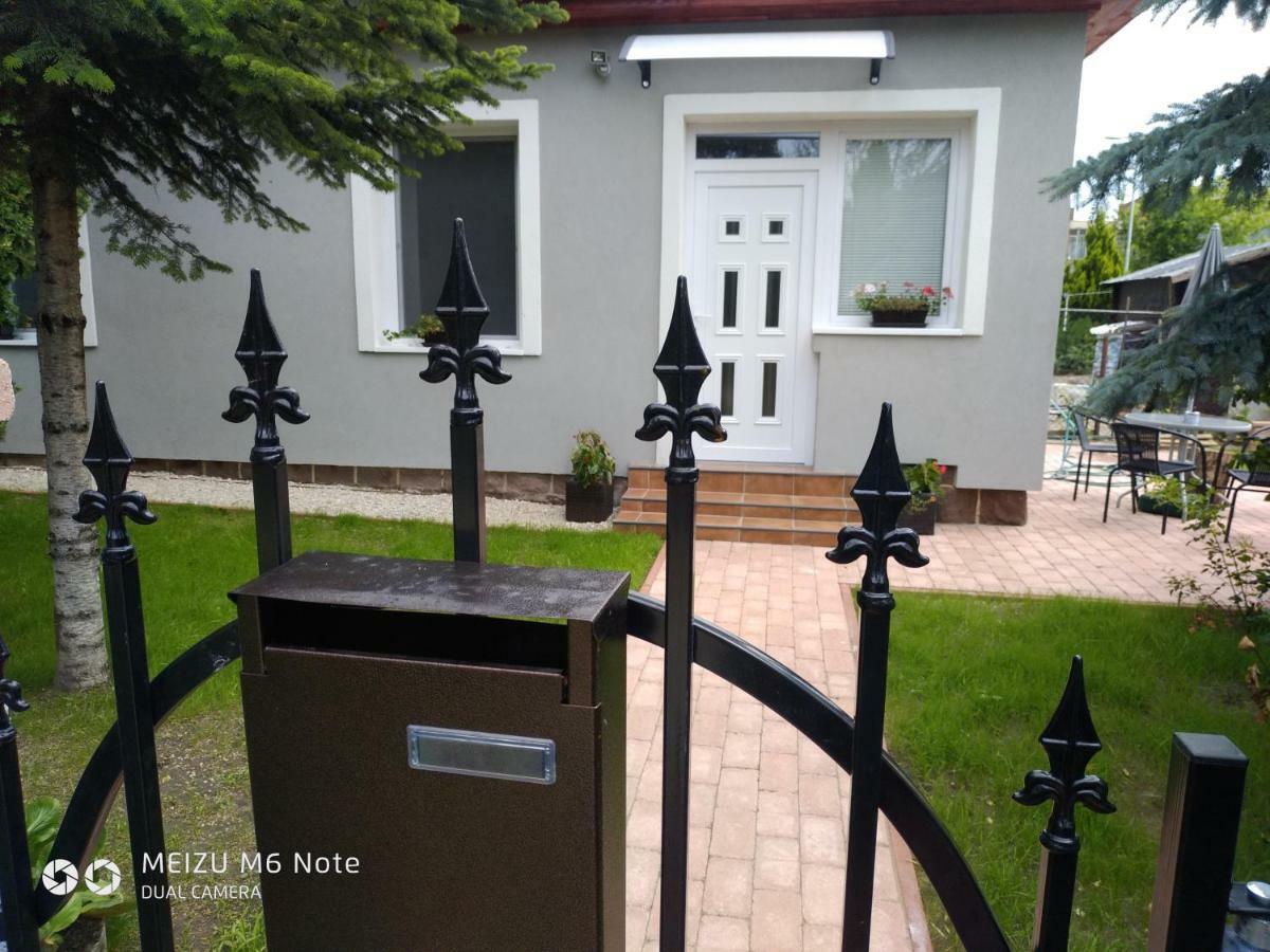 Pe-Ki Apartman Petfurdo Apartamento Várpalota Exterior foto