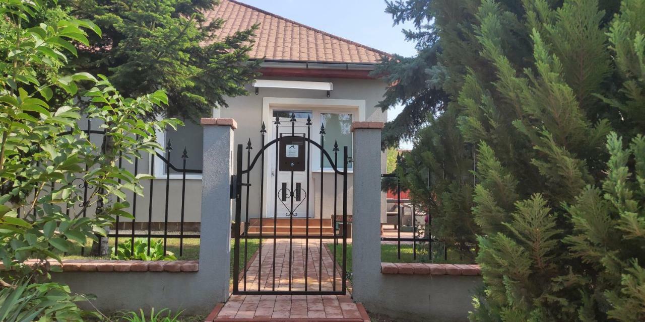 Pe-Ki Apartman Petfurdo Apartamento Várpalota Exterior foto